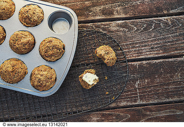 Draufsicht auf Muffins auf Holztisch