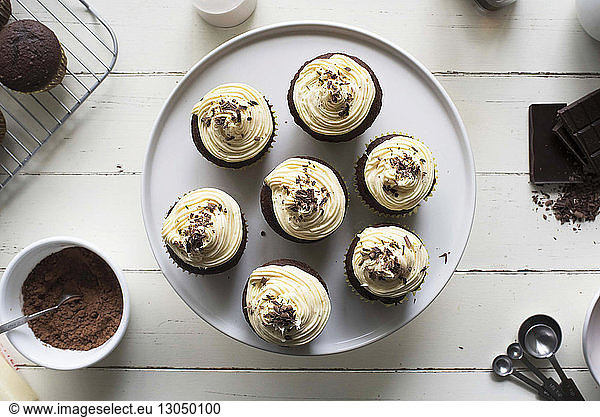 Draufsicht auf Muffins auf Kuchenständer