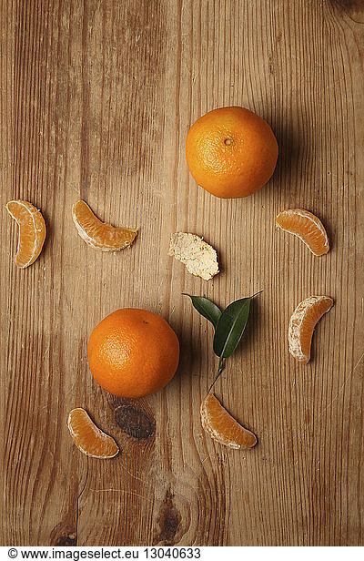 Draufsicht auf Orangen auf Holztisch