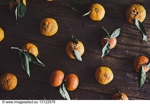 Draufsicht auf Orangen auf Holztisch