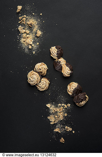 Draufsicht auf Schokoladen-Meringues-Kekse