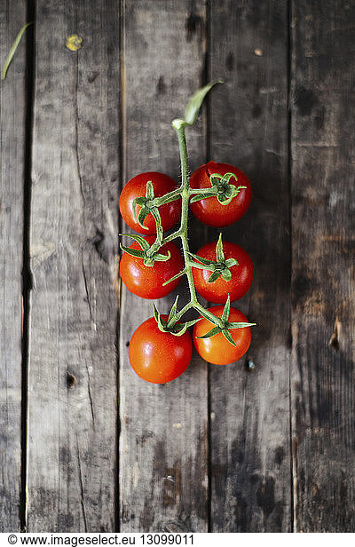 Draufsicht auf Tomaten auf Holztisch