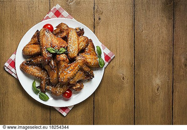 Draufsicht Chicken Wings Teller mit Sesam Kopierraum. Auflösung und hohe Qualität schönes Foto