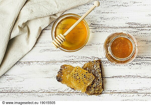 Draufsicht Honiggläser mit Honigwaben. Auflösung und hohe Qualität schönes Foto