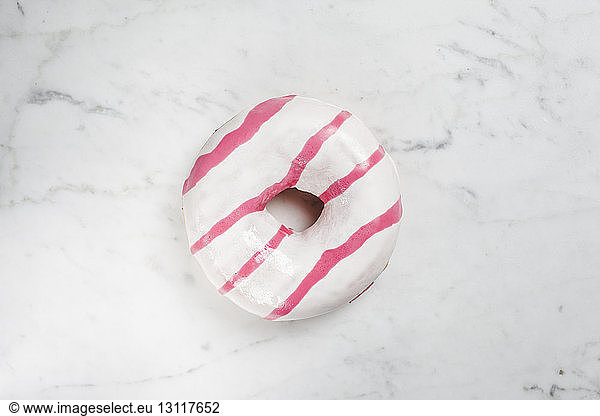 Draufsicht von Donut auf Marmortisch
