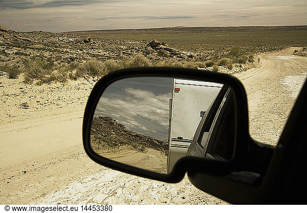 Dreckige Straße durch die Wüste