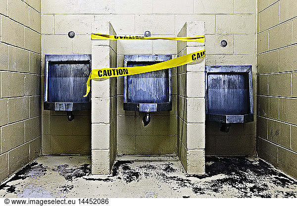 Drei baufällige öffentliche Urinale