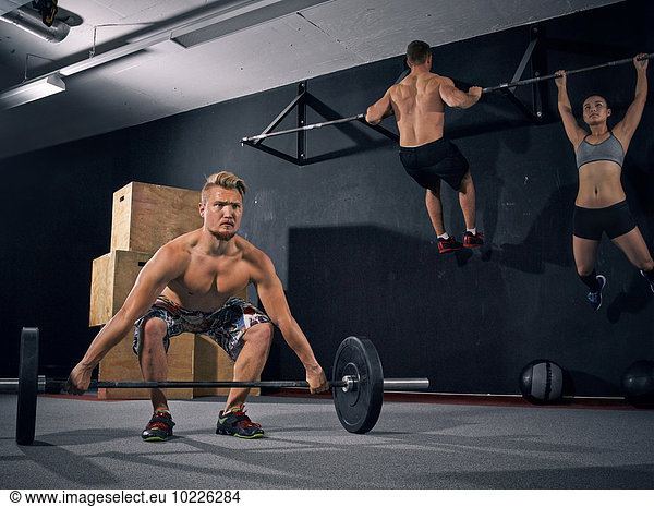 Drei CrossFit-Athleten beim Training