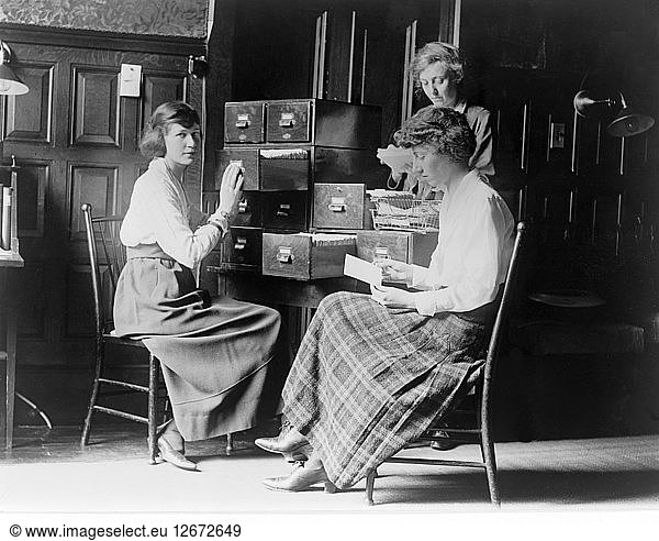Drei Frauen arbeiten an den Karteikarten in der Zentrale der Nationalen Frauenpartei  um 1920.