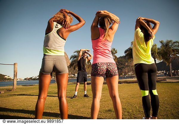 Drei Freundinnen beim Training im Park mit Personal Trainer  Rio De Janeiro  Brasilien