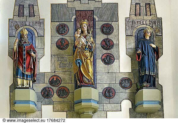 Drei Heiligenfiguren  Ulrich  Maria mit Jesuskind und Magnus  St. Peter und Paul  katholische Pfarrkirche von Oberstaufen  Allgäu  Bayern  Deutschland  Europa