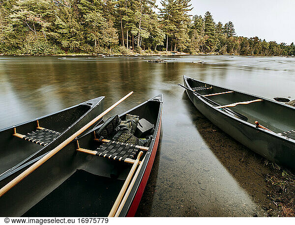 Drei Kanus am Ufer des Saint Croix River an der Grenze zwischen Maine und Kanada.