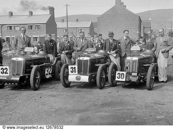 Drei MG C-Type Midgets beim RAC TT Race  Ards Circuit  Belfast  1932. Künstler: Bill Brunell.