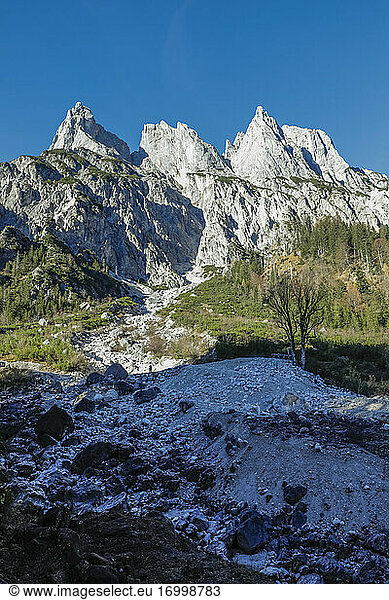Drei raue Berggipfel im Nationalpark Berchtesgaden
