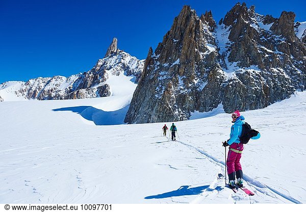 Drei Skifahrer auf dem Mont-Blanc-Massiv  Grajische Alpen  Frankreich