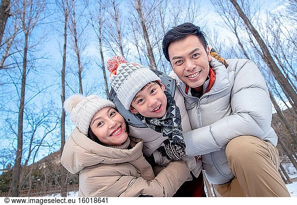 Drei spielen im Schnee