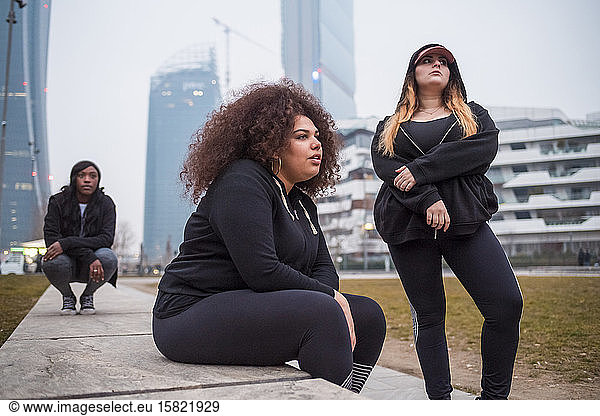 Drei sportliche junge Frauen in der Stadt