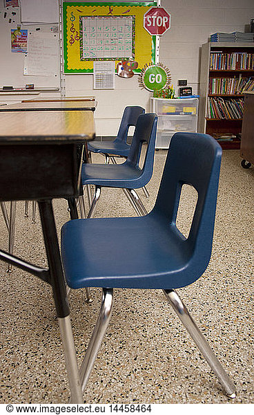 Drei Tische in einem Klassenzimmer