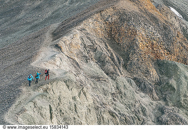 Drei Wanderer drängen zum Gipfel auf Brennisteinsalda