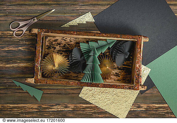 Dreidimensionales Rendering einer Holzkiste mit einfachen Papierarbeiten