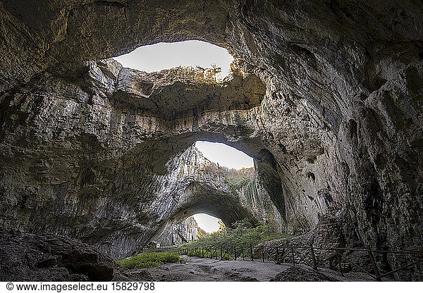 Dreilochbohrung in der Devetashka-Höhle in Bulgarien