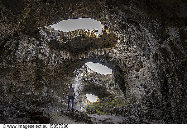 Dreilochbohrung in der Devetashka-Höhle in Bulgarien