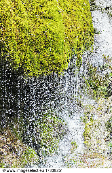 Dreimuhlen-Wasserfall  der einen moosbewachsenen Hang hinabstürzt