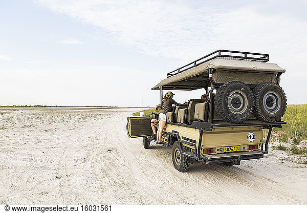 Dreizehnjähriger  der sich auf Safari-Fahrzeug stützt  Botswana