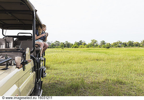 Dreizehnjähriges Mädchen auf Safari-Fahrzeug  Botswana
