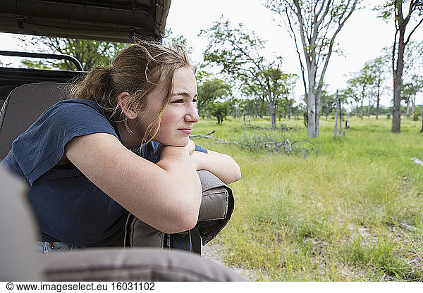 Dreizehnjähriges Mädchen in Safari-Fahrzeug  Botswana