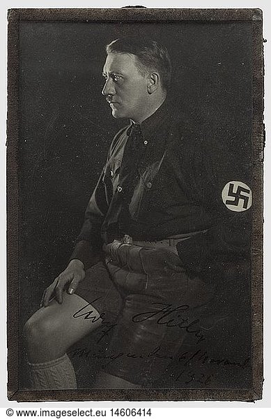 DRITTES REICH ZEITGESCHICHTE  Adolf Hitler - Adam Schork  signiertes Portraitfoto 1926 FrÃ¼hes Hoffmannfoto  Hitler in Lederhose  am Unterrand signiert 'Adolf Hitler - MÃ¼nchen den 6/November 1926'  rs. GeschÃ¤ftskÃ¤rtchen Adam Schorks. Aufbewahrt mit weiterem Autographen 'Adolf Hitler - MÃ¼nchen September 1938' auf Karte in einem 'Wechselrahmen fÃ¼r Ansichtskarten. Hoch und quer zum HÃ¤ngen' mit Glasvorder- und entsprechend bedruckter KartonrÃ¼ckseite. Der Rahmen schÃ¼tzend in GeschÃ¤ftspapier Schorks eingeschlagen und in einem Firmenkuvert