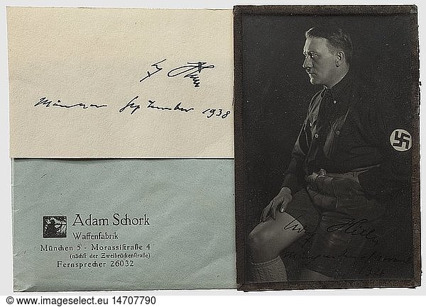 DRITTES REICH ZEITGESCHICHTE  Adolf Hitler - Adam Schork  signiertes Portraitfoto 1926 FrÃ¼hes Hoffmannfoto  Hitler in Lederhose  am Unterrand signiert 'Adolf Hitler - MÃ¼nchen den 6/November 1926'  rs. GeschÃ¤ftskÃ¤rtchen Adam Schorks. Aufbewahrt mit weiterem Autographen 'Adolf Hitler - MÃ¼nchen September 1938' auf Karte in einem 'Wechselrahmen fÃ¼r Ansichtskarten. Hoch und quer zum HÃ¤ngen' mit Glasvorder- und entsprechend bedruckter KartonrÃ¼ckseite. Der Rahmen schÃ¼tzend in GeschÃ¤ftspapier Schorks eingeschlagen und in einem Firmenkuvert