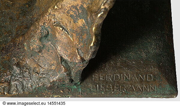 DRITTES REICH ZEITGESCHICHTE  Dietrich Eckart (1868 - 1923)  PortraitbÃ¼ste von Ferdinand Liebermann Bronze mit teils erhaltener Goldbronzierung  Bodenfund. Die Plinthe signiert 'Ferdinand Liebermann'. HÃ¶he ca. 33 5 cm. Bei dieser BÃ¼ste soll es sich um die fÃ¼r Hitler persÃ¶nlich gefertigte AusfÃ¼hrung aus der groÃŸen Halle des Berghofs handeln  die Ende der 90er Jahre oberhalb des Berghofs gefunden wurde. Der Ãœberlieferung nach wurde sie nach der Bombardierung des Obersalzbergs von der dort angestellten Frieda Ewert aus den TrÃ¼mmern geborgen und fortgeschafft  bis ihr an einem Bombentrichter die KrÃ¤fte schwanden und sie die BÃ¼ste verscharrte. Abgebildet u.a. in Chaussy/PÃ¼schner  Nachbar Hitler  S. 112 DRITTES REICH ZEITGESCHICHTE, Dietrich Eckart (1868 - 1923), PortraitbÃ¼ste von Ferdinand Liebermann Bronze mit teils erhaltener Goldbronzierung, Bodenfund. Die Plinthe signiert 'Ferdinand Liebermann'. HÃ¶he ca. 33,5 cm. Bei dieser BÃ¼ste soll es sich um die fÃ¼r Hitler persÃ¶nlich gefertigte AusfÃ¼hrung aus der groÃŸen Halle des Berghofs handeln, die Ende der 90er Jahre oberhalb des Berghofs gefunden wurde. Der Ãœberlieferung nach wurde sie nach der Bombardierung des Obersalzbergs von der dort angestellten Frieda Ewert aus den TrÃ¼mmern geborgen und fortgeschafft, bis ihr an einem Bombentrichter die KrÃ¤fte schwanden und sie die BÃ¼ste verscharrte. Abgebildet u.a. in Chaussy/PÃ¼schner, Nachbar Hitler, S. 112,