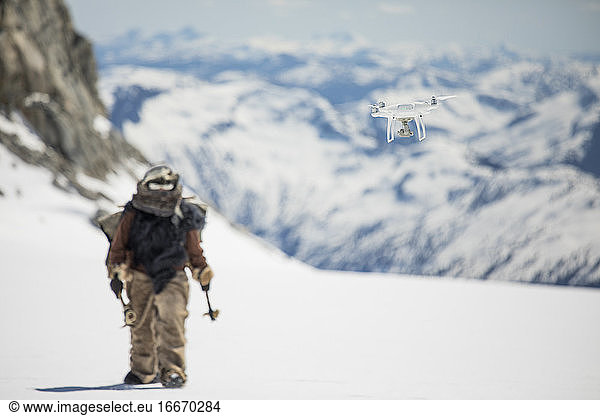 Drohne fängt Luftaufnahmen einer Person der First Nations in Pelzkleidung ein