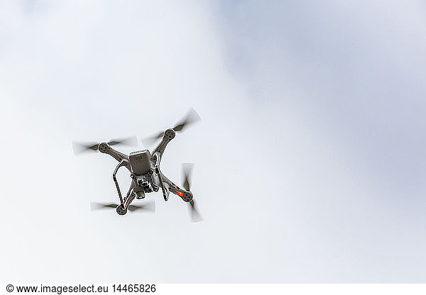 Drohne fliegt in den Himmel