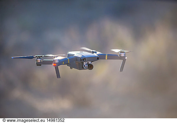 Drohne (unbemanntes Luftfahrzeug) fliegt in der Luft  flacher Schwerpunkt