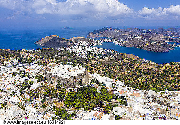 Drohnen-Luftaufnahme des Klosters St. Johannes der Theologe  UNESCO-Weltkulturerbe  Chora  Patmos  Dodekanes  Griechische Inseln  Griechenland  Europa