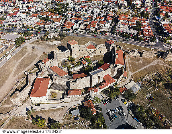 Drohnenansicht der byzantinischen Festung Heptapyrgion mit Türmen und Bastionen  Thessaloniki  Griechenland  Europa