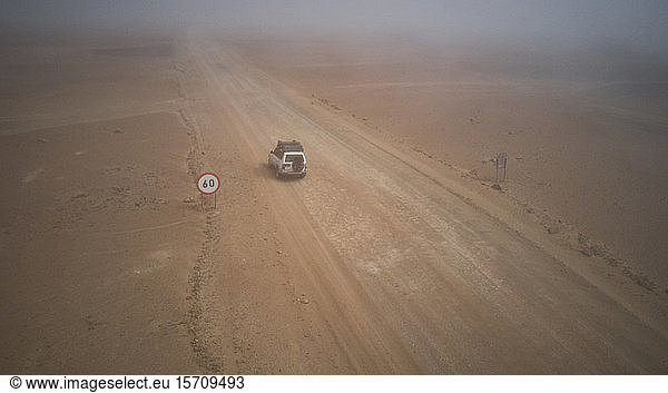 Drohnenansicht eines 4x4 in der Nebelwüste  Namibia