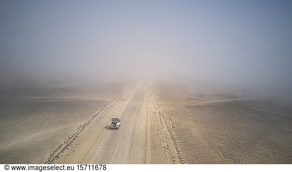 Drohnenansicht eines 4x4 in der Nebelwüste  Namibia