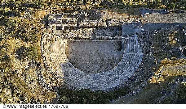 DrohnenaufnahmAmphitheater  Antikes Theater  Römisches Amphitheater  Archäologische Stätte  Tripiti  Insel Milos  Kykladen  Griechenland  Europa
