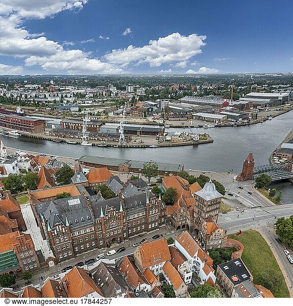 Drohnenaufnahme  Drohnenfoto  Panorama Foto  historisches Stadtzentrum von Lübeck mit Blick auf die Burg mit dem Burgtor  europäisches Hansemuseum  die Trave und den Hafen  Hubbrücke  Lübeck  Schleswig-Holstein  Deutschland  Europa