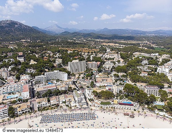 Drohnenaufnahme  Hotels und Strand  Bucht von Peguera  Costa de la Calma  Region Calvia  Mallorca  Balearische Inseln  Spanien  Europa