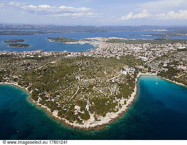 Drohnenaufnahme  Stadt Murter  rechts Badestrand Slanica  Insel Murter  Dalmatien  Kroatien  Europa