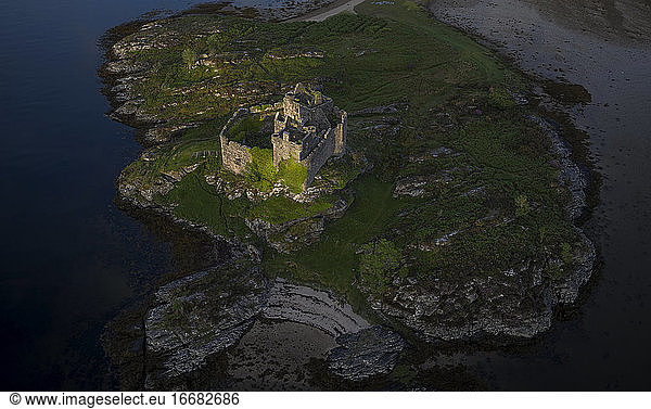 Drohnenaufnahme von Castle Tioram  einer Burgruine in Schottland