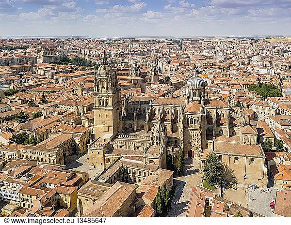 Drohnenaufnahme von Salamanca mit neuer und alter Kathedrale,  Spanien,  Europa