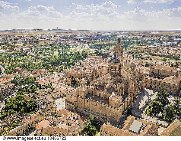 Drohnenaufnahme von Salamanca mit neuer und alter Kathedrale  Spanien  Europa