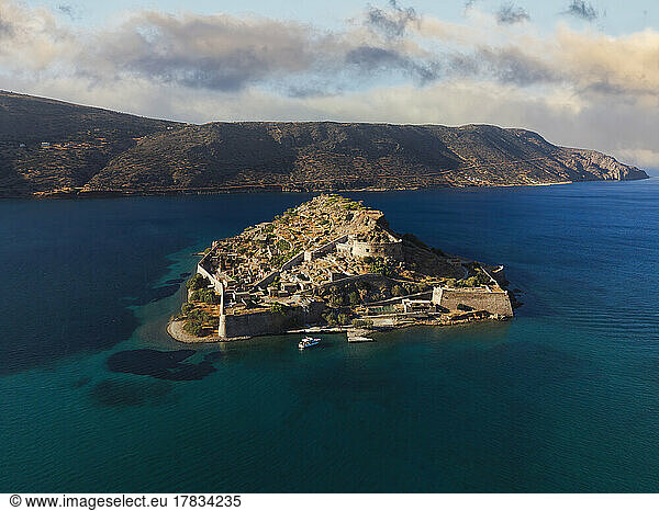 Drohnenaufnahme von Spinalonga  verlassene Leprakolonie mit Befestigungsanlagen  heute eine Touristenattraktion  Kreta  Griechische Inseln  Griechenland  Europa