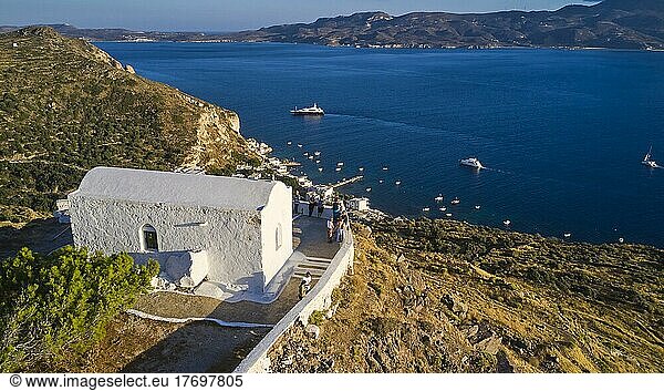 Drohnenaufnahme  weiße Kapelle  Kapelle des Heiligen Elias  Menschen vor Kapelle  Yachten  ruhiges dunkelblaues Meer  Golf von Milos  Insel Milos  Kykladen  Griechenland  Europa