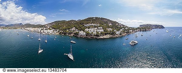 Drohnenbild  Küstenleuchtturm  Port d'Andratx  Region Andratx  Mallorca  Balearen  Spanien  Europa